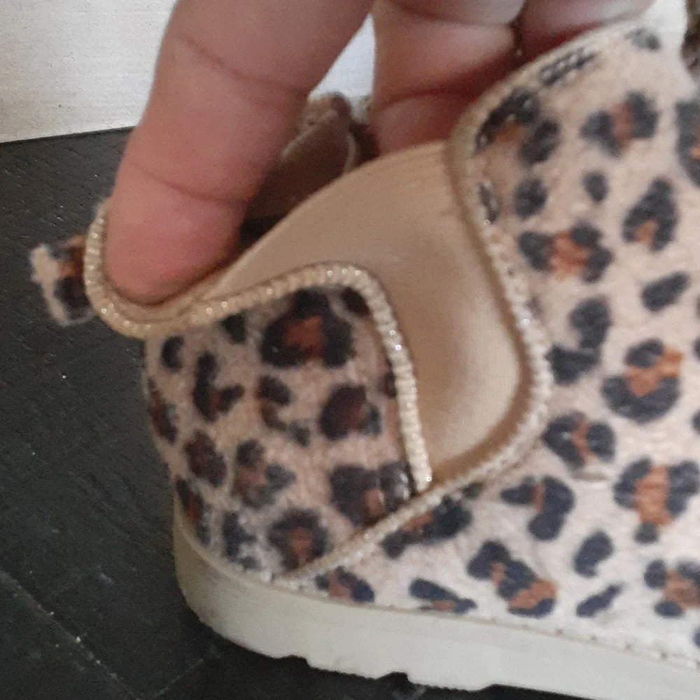 CARTER'S BOOTIES ANIMALS PRINTS